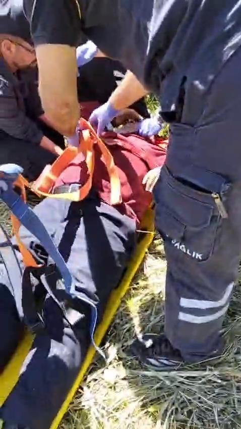 Sivas’ta kontrolden çıkan traktör devrildi: 1 ağır yaralı 6 sivasta kontrolden cikan traktor devrildi 1 agir yarali 2 UmNfiAXQ