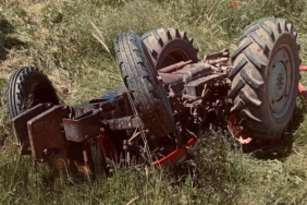 İzmit’te lokantanın üzerine devrilen ağaç dalları çatıda hasara yol açtı 1 thumbnail