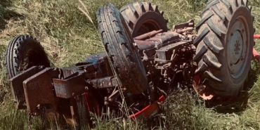 sivasta-kontrolden-cikan-traktor-devrildi-1-agir-yarali-yQazNMOh.jpg