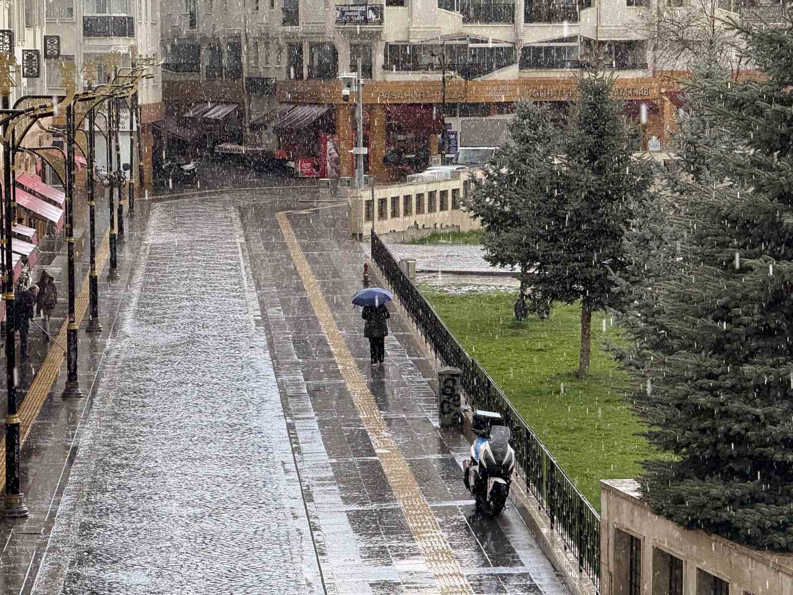 sivasta kuvvetli yagmur etkili oldu hazirliksiz yakalananlar siginacak yer aradi 2 ykNtt7z3