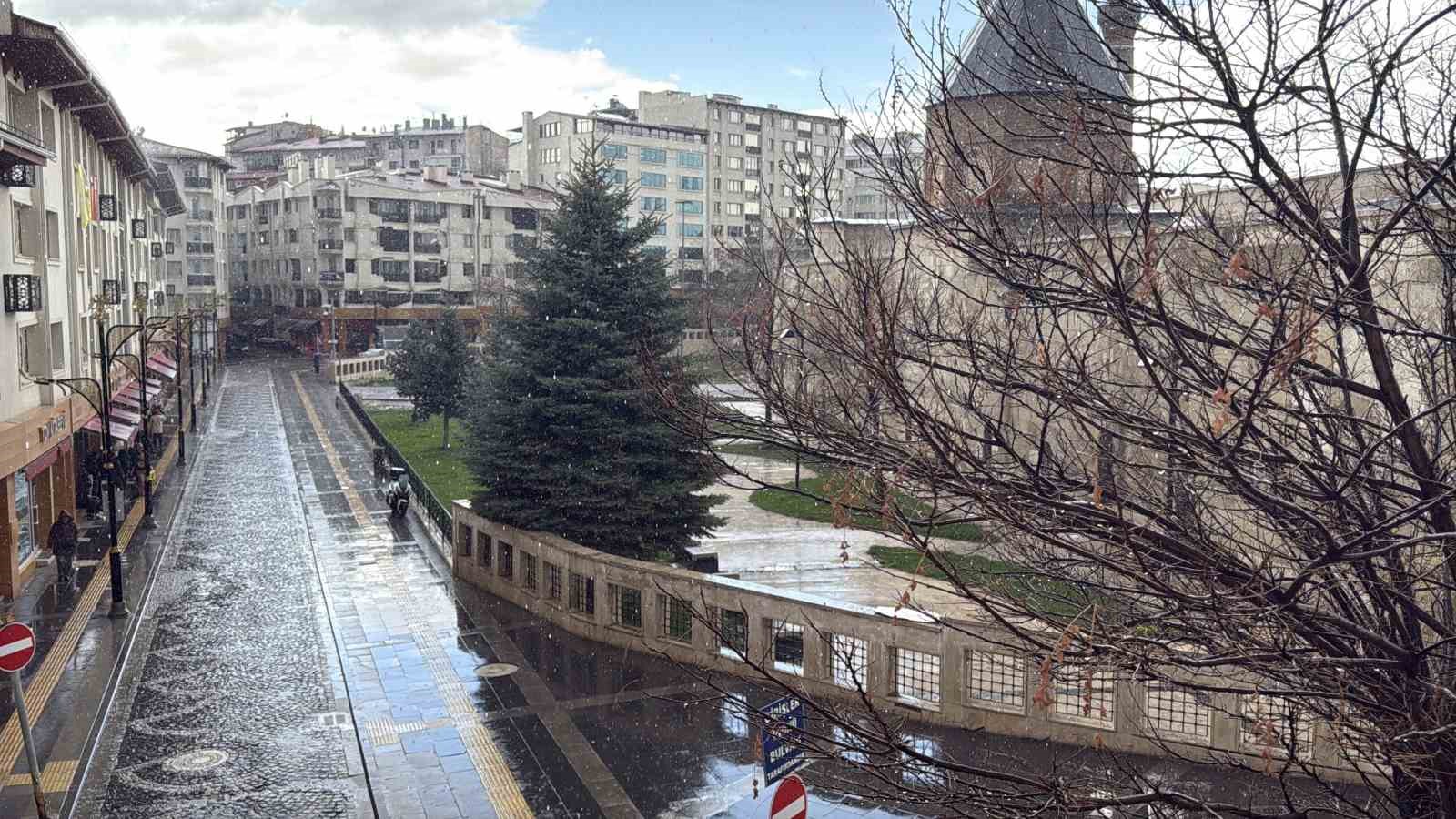 sivasta kuvvetli yagmur etkili oldu hazirliksiz yakalananlar siginacak yer aradi 3