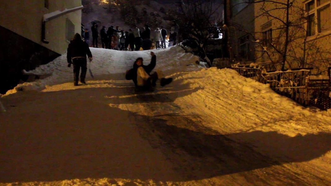 sivasta mahalleli sokaga dokuldu cocuklar ve yetiskinler karin tadini kayarak cikardi 0 ZefnE2eW