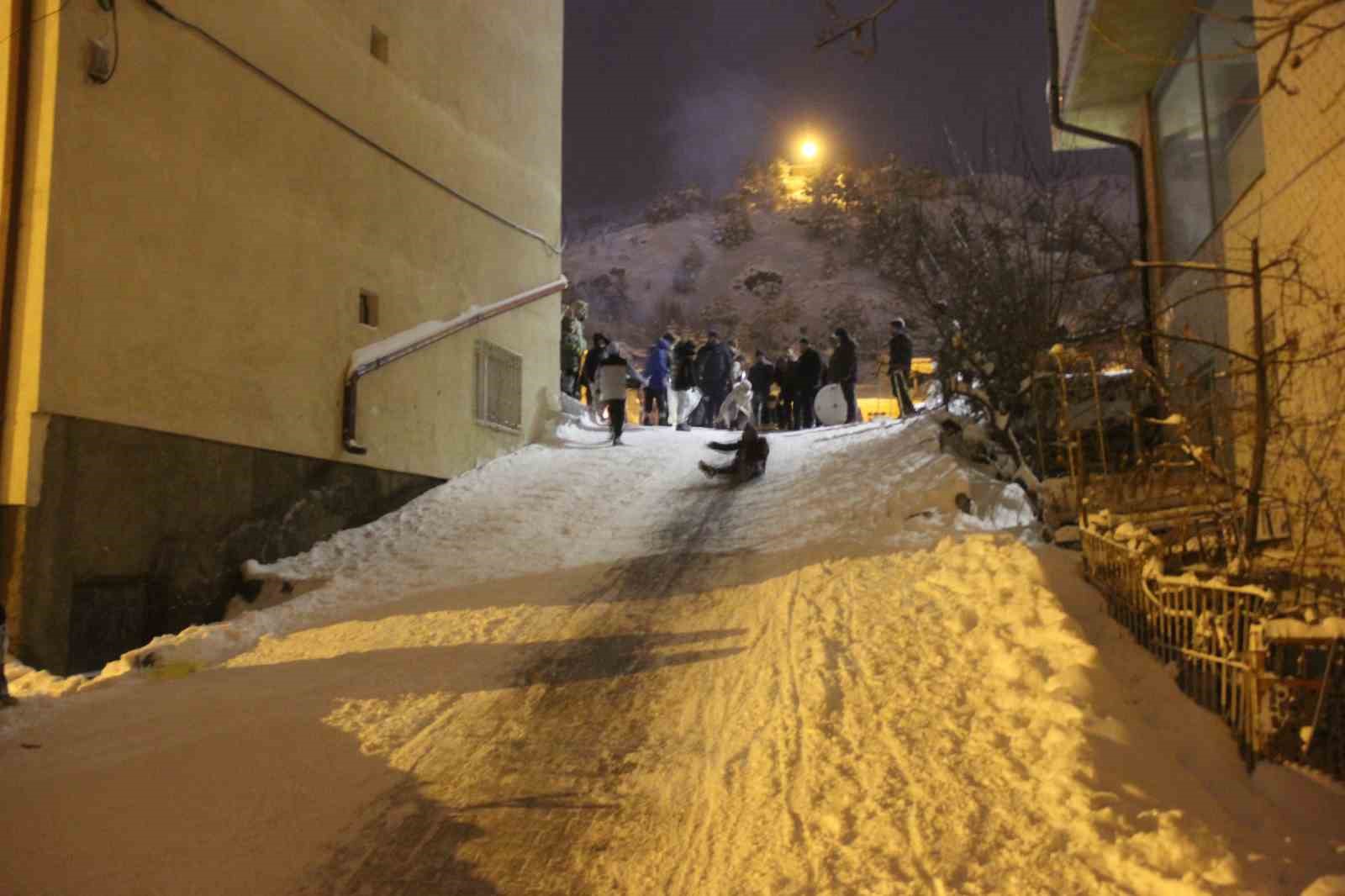 sivasta mahalleli sokaga dokuldu cocuklar ve yetiskinler karin tadini kayarak cikardi 3 Zn5OvbNf