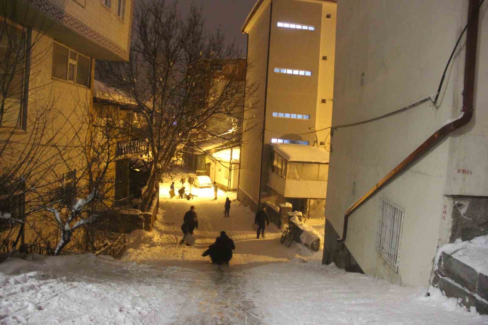 sivasta mahalleli sokaga dokuldu cocuklar ve yetiskinler karin tadini kayarak cikardi 4