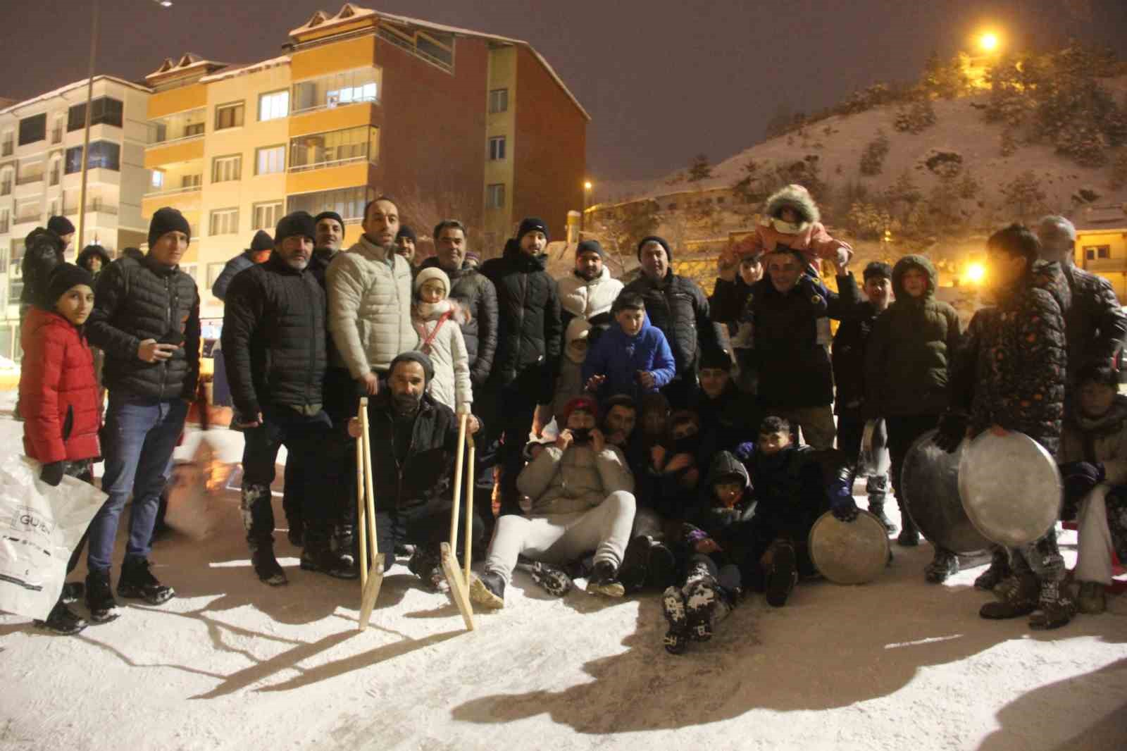 sivasta mahalleli sokaga dokuldu cocuklar ve yetiskinler karin tadini kayarak cikardi 5 OQ41Rz9T