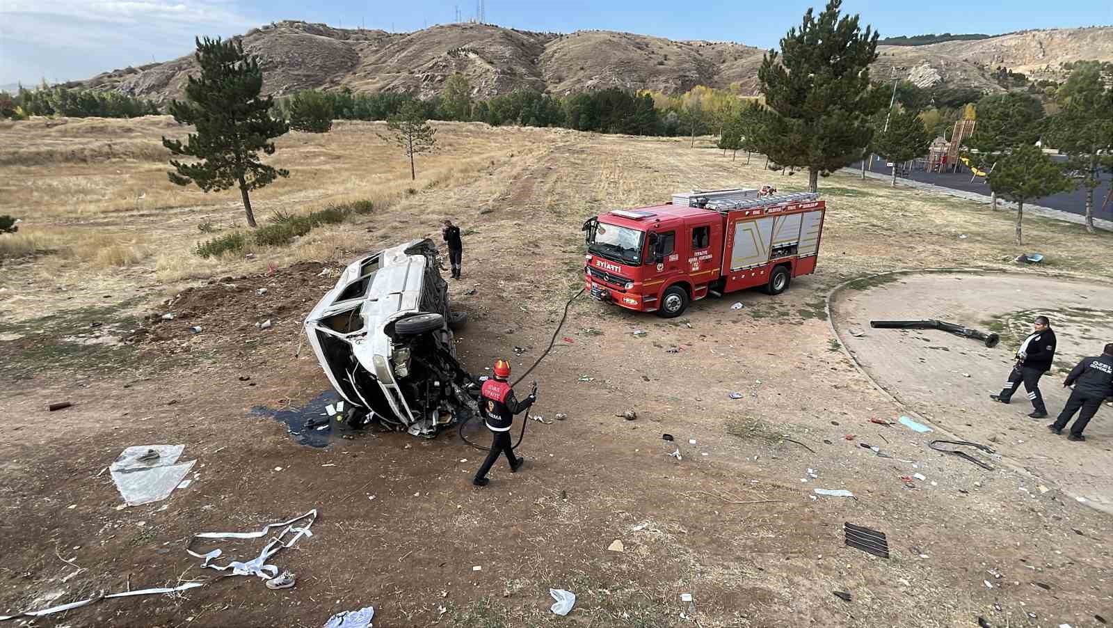 sivasta minibus istinat duvarindan asagi devrildi 4 yarali 0