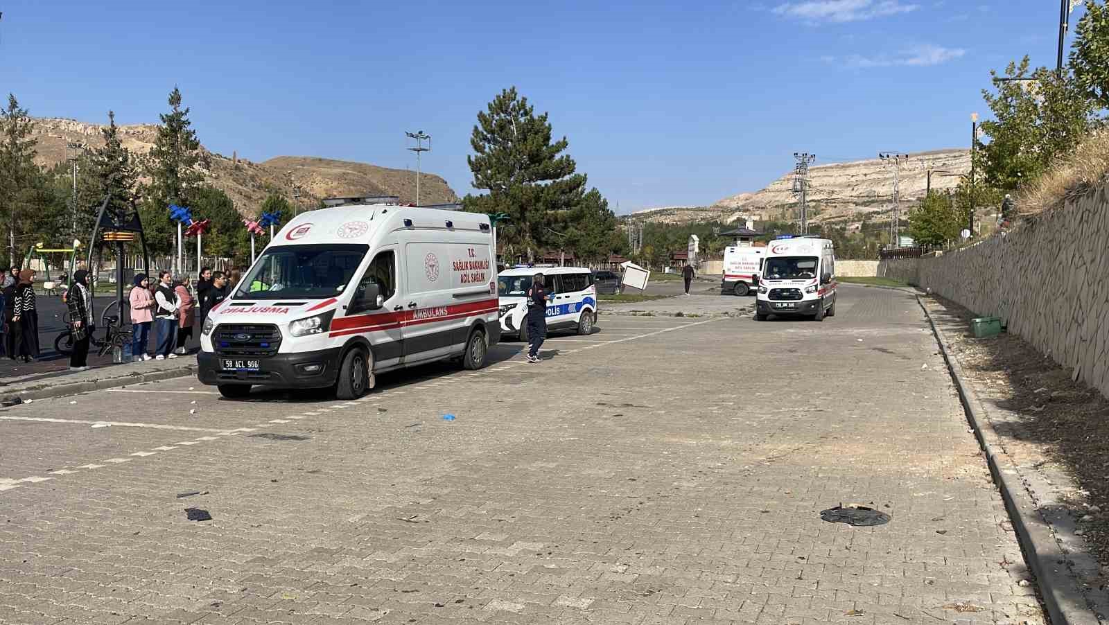 sivasta minibus istinat duvarindan asagi devrildi 4 yarali 1 cqTJH2lX