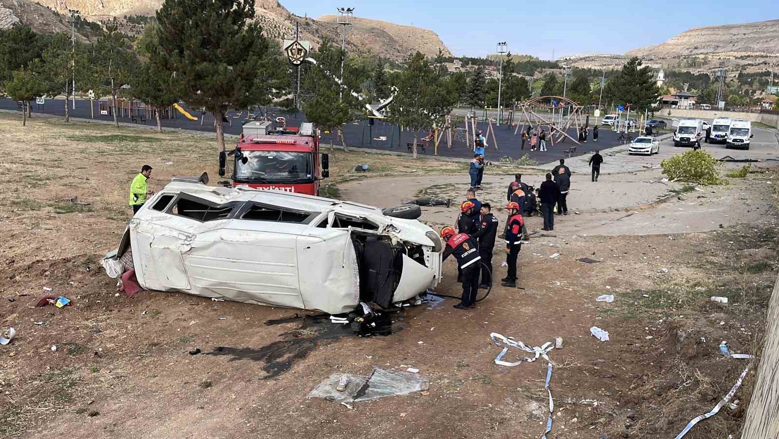 sivasta minibus istinat duvarindan asagi devrildi 4 yarali 2