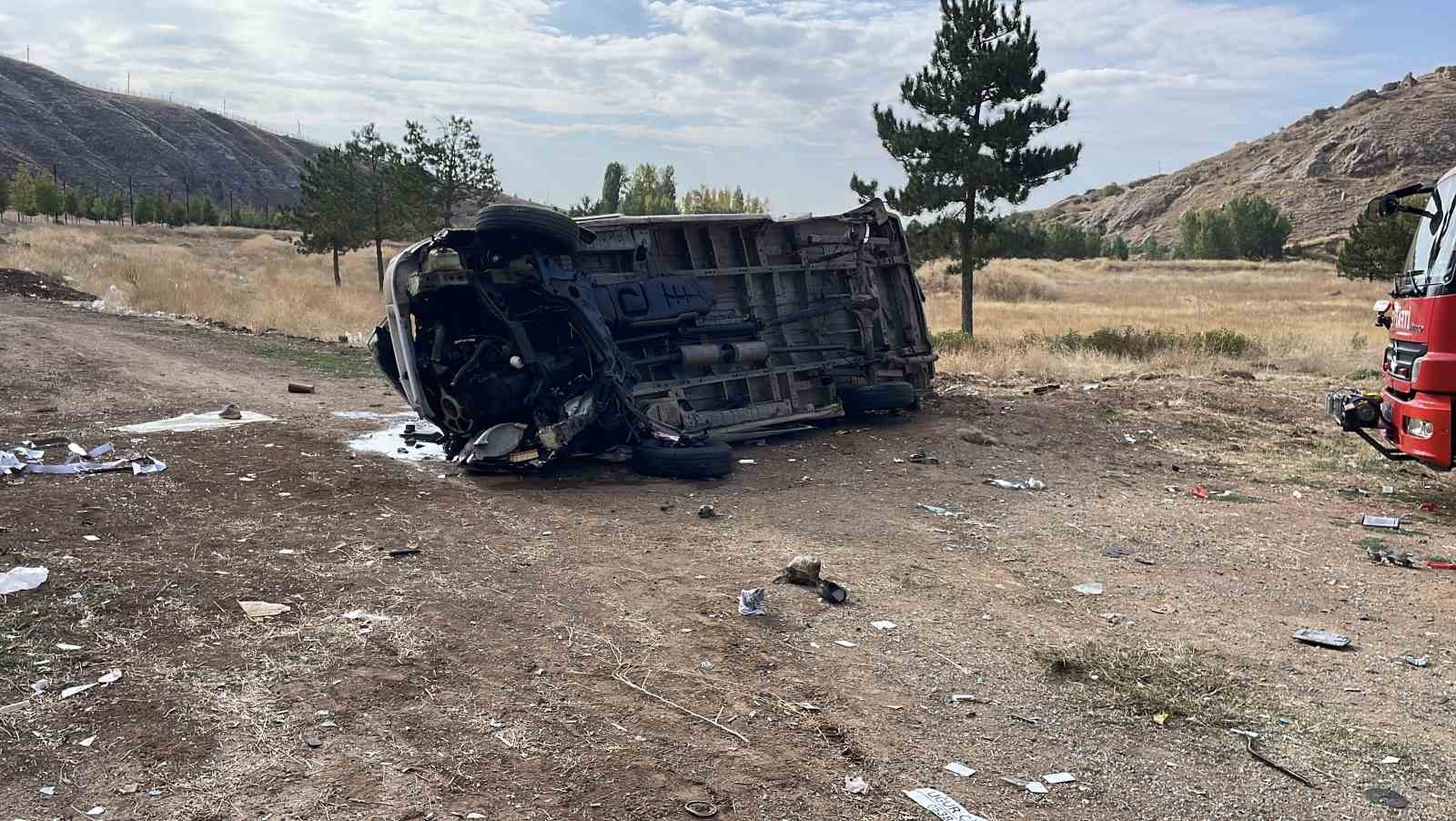 sivasta minibus istinat duvarindan asagi devrildi 4 yarali 3