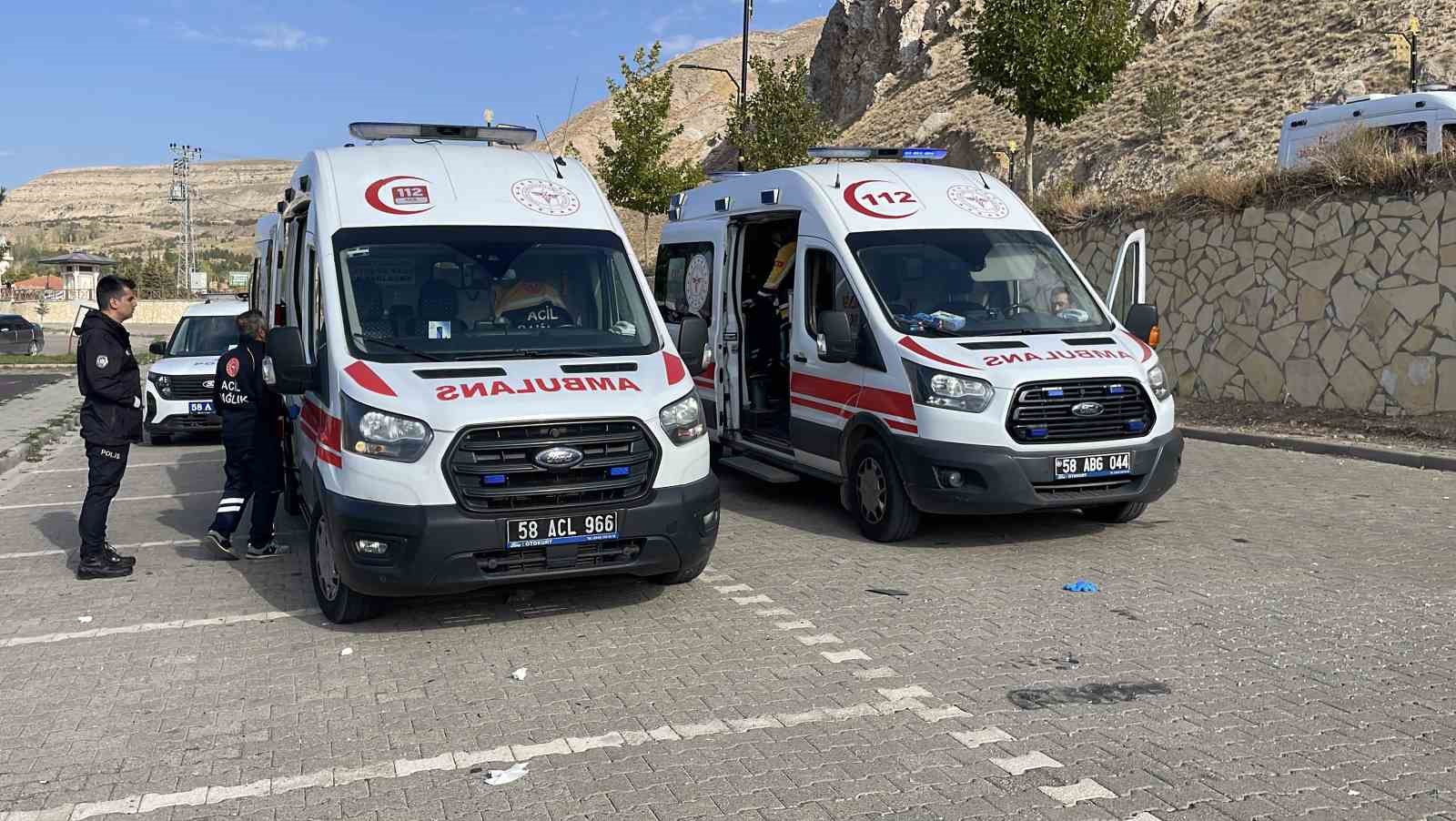 sivasta minibus istinat duvarindan asagi devrildi 4 yarali 5 j48U2j9y