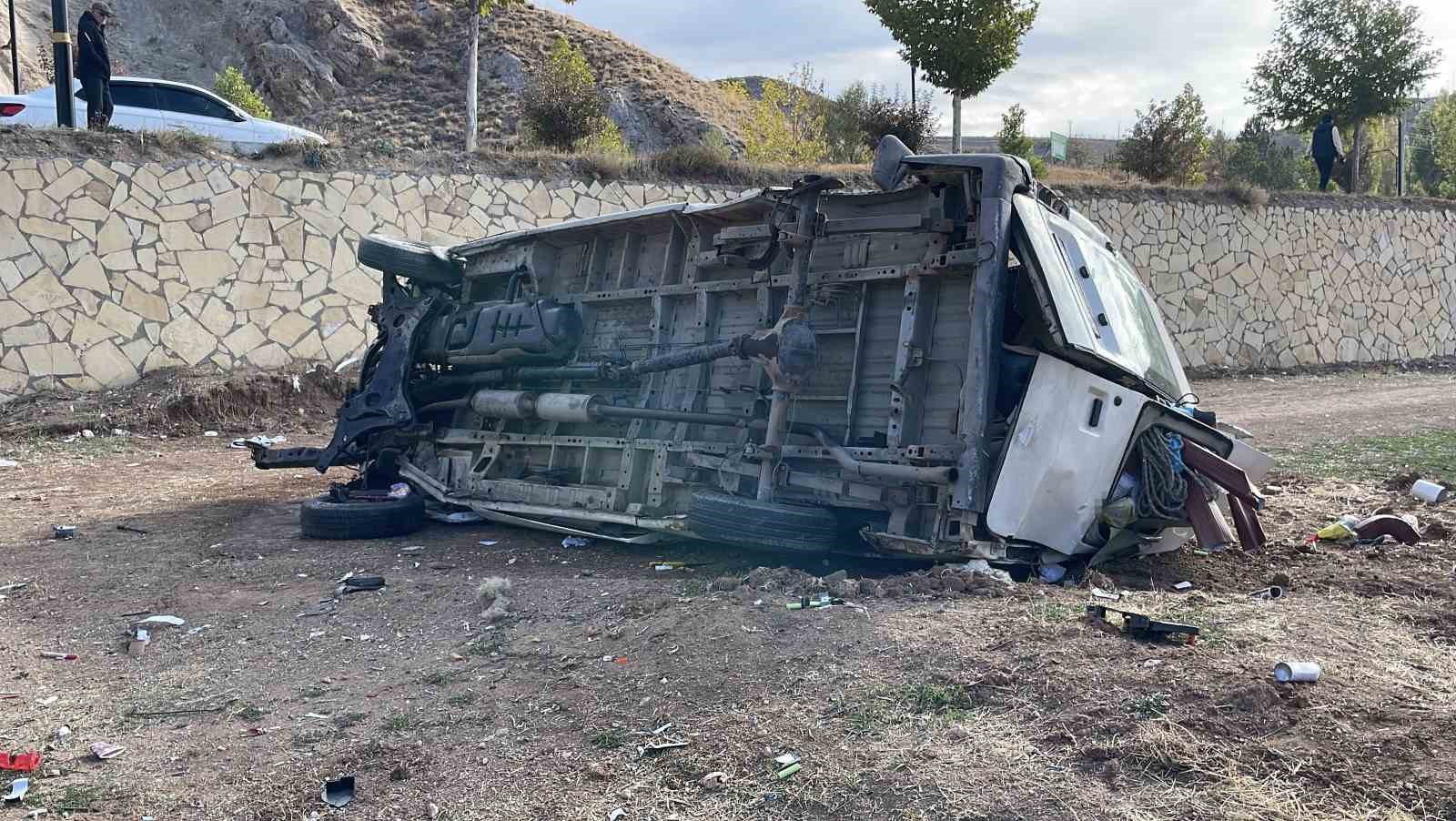 sivasta minibus istinat duvarindan asagi devrildi 4 yarali 6 lNaz4V1k