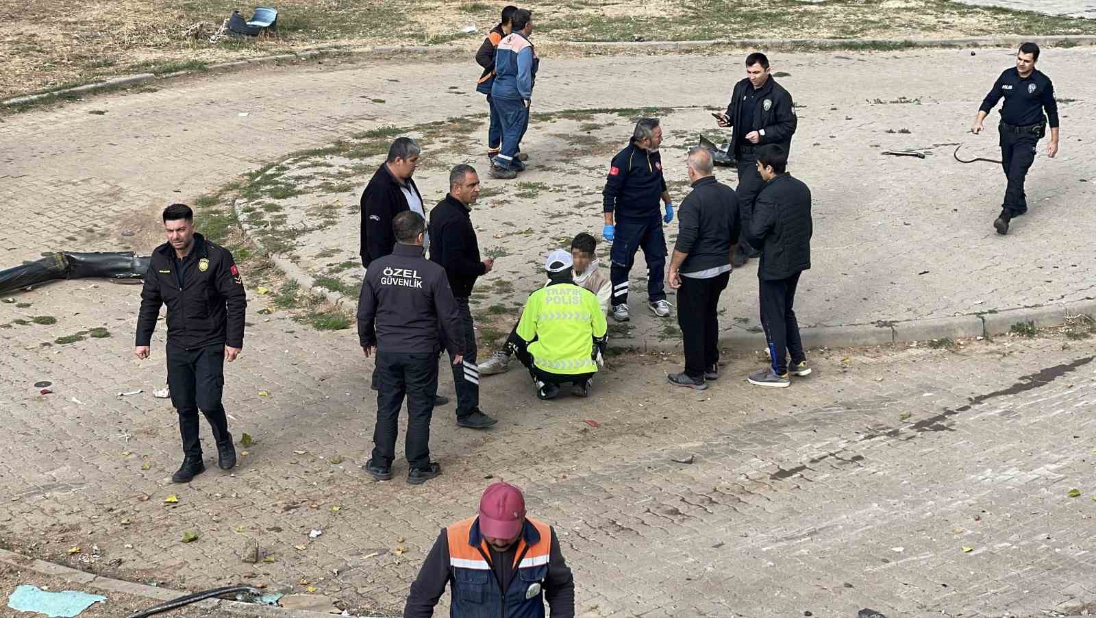 sivasta minibus istinat duvarindan asagi devrildi 4 yarali 7 BCJ2O33u