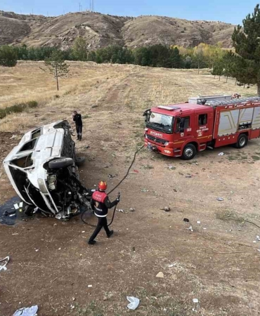 sivasta-minibus-istinat-duvarindan-asagi-devrildi-4-yarali-i6TVNQH9.jpg