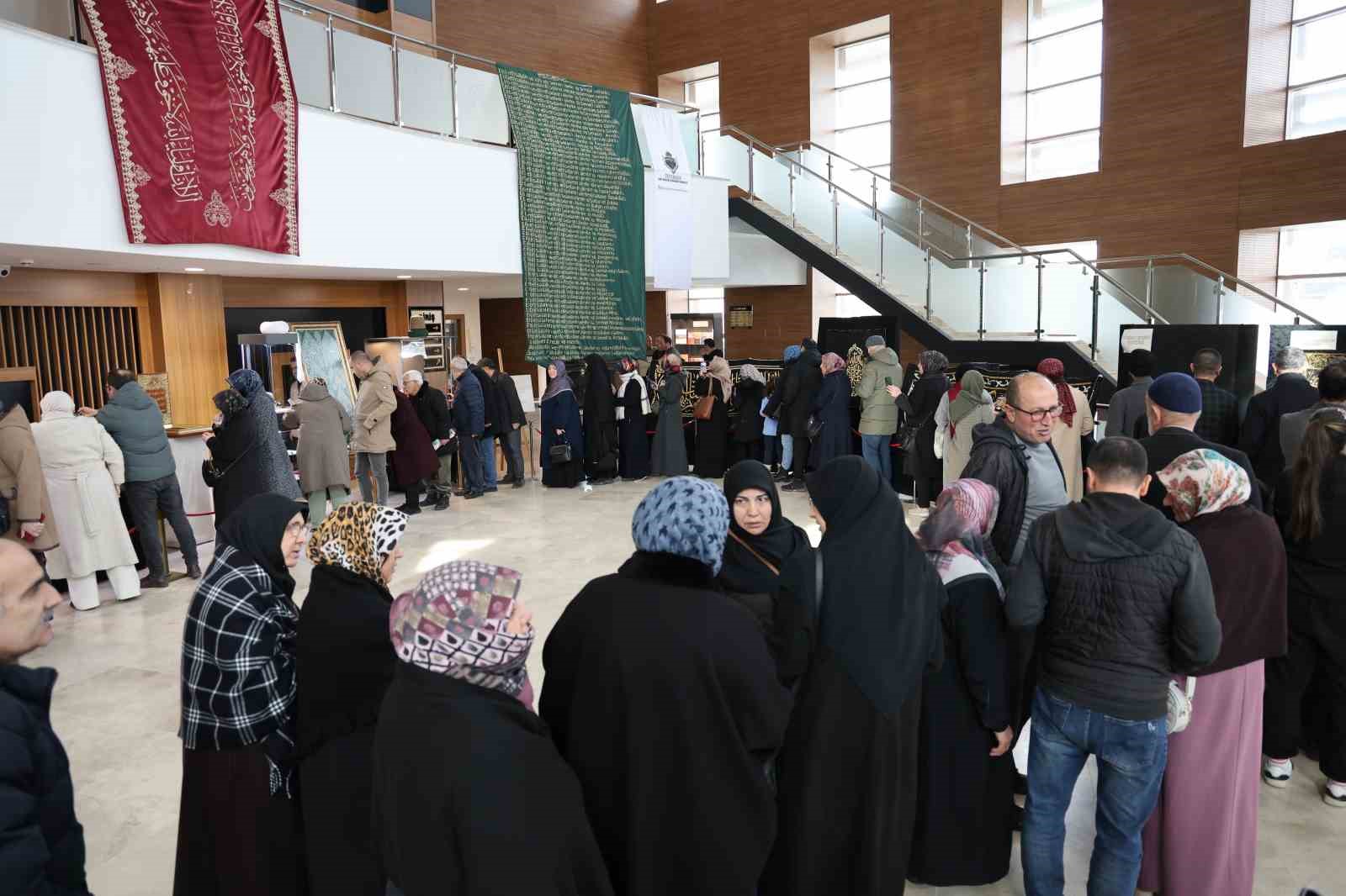 sivasta mukaddes emanetler sergisinde uzun kuyruklar olustu 0 cmFpNwIF