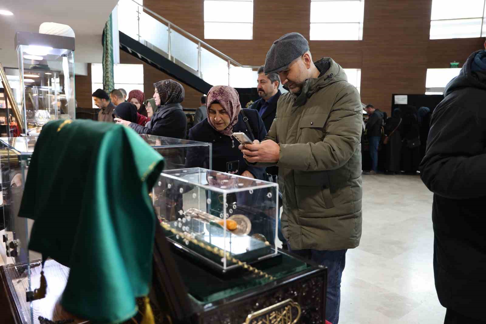 sivasta mukaddes emanetler sergisinde uzun kuyruklar olustu 6