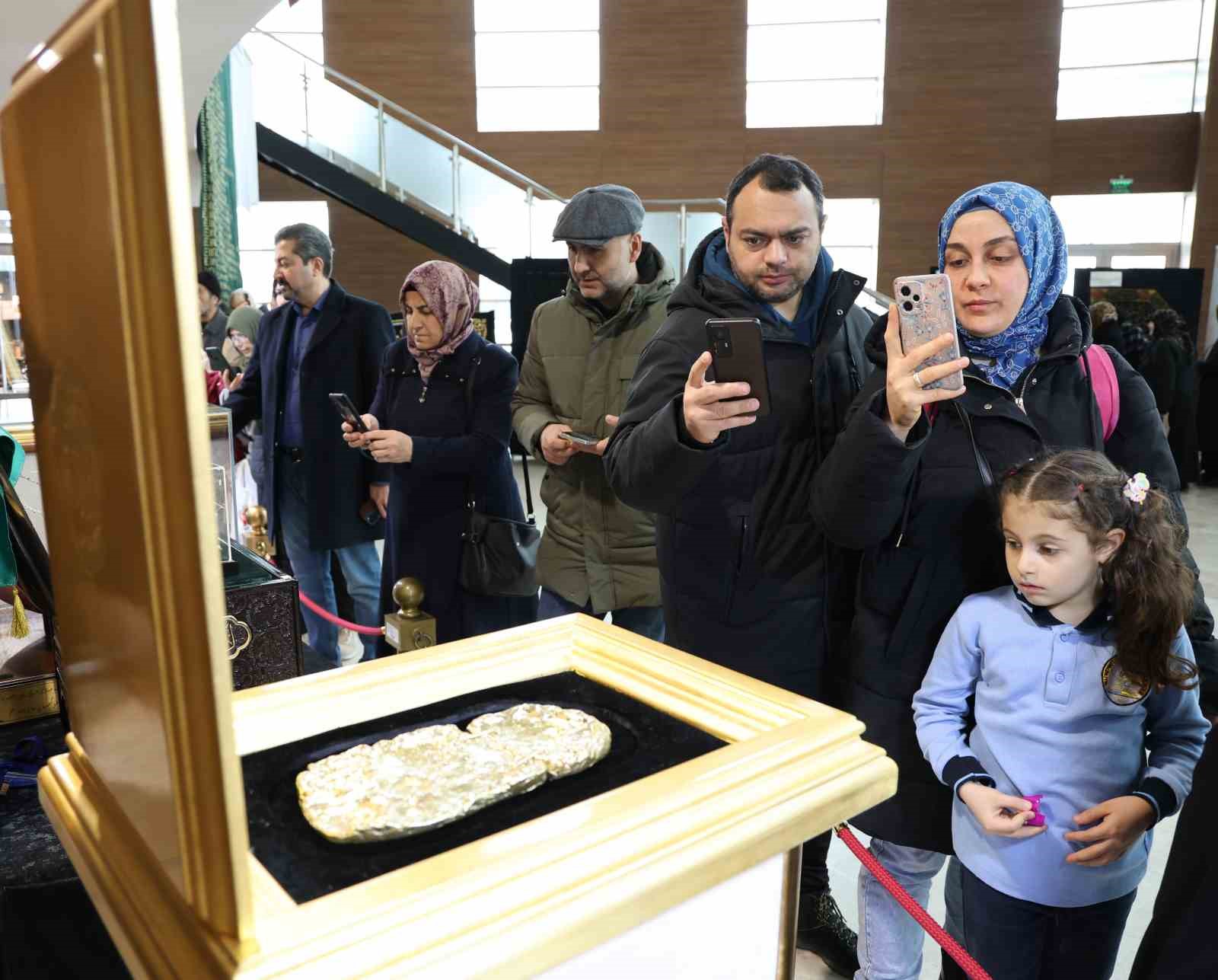 sivasta mukaddes emanetler sergisinde uzun kuyruklar olustu 7