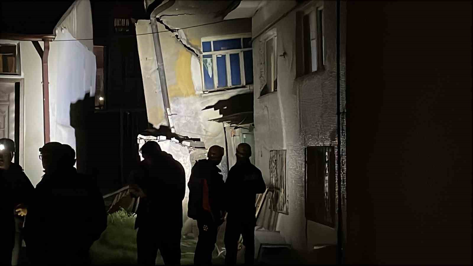 Sivas’ta müstakil ev çöktü, ev tahliye edildi 5 sivasta mustakil ev coktu ev tahliye edildi 1 kaMS5yyX