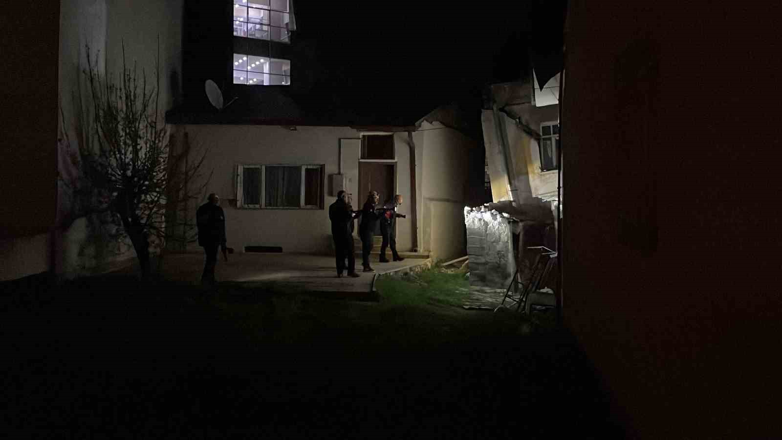 Sivas’ta müstakil ev çöktü, ev tahliye edildi 10 sivasta mustakil ev coktu ev tahliye edildi 6 6XJpMrVD