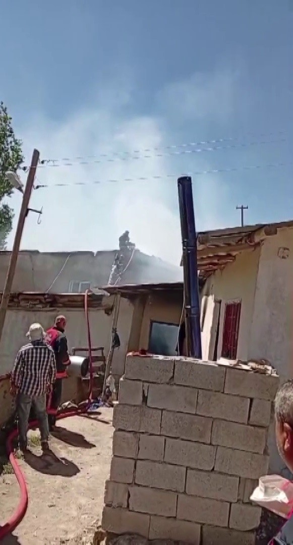 Sivas’ta mutfak tüpü patladı, çıkan yangında bir kişi dumandan etkilendi 6 sivasta mutfak tupu patladi cikan yanginda bir kisi dumandan etkilendi 2 uOA3deBu