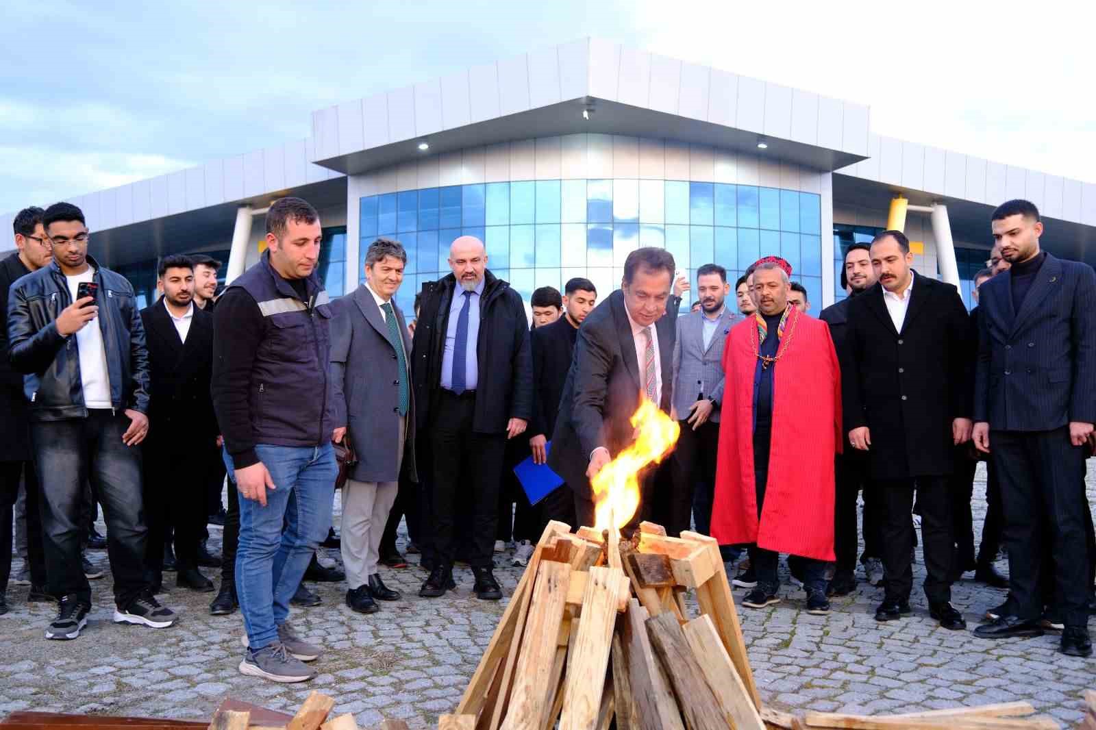 sivasta nevruz kutlamalarinda renkli goruntuler sahneye kurtlar cikti sahin havada uctu 3 fMnZiZWk