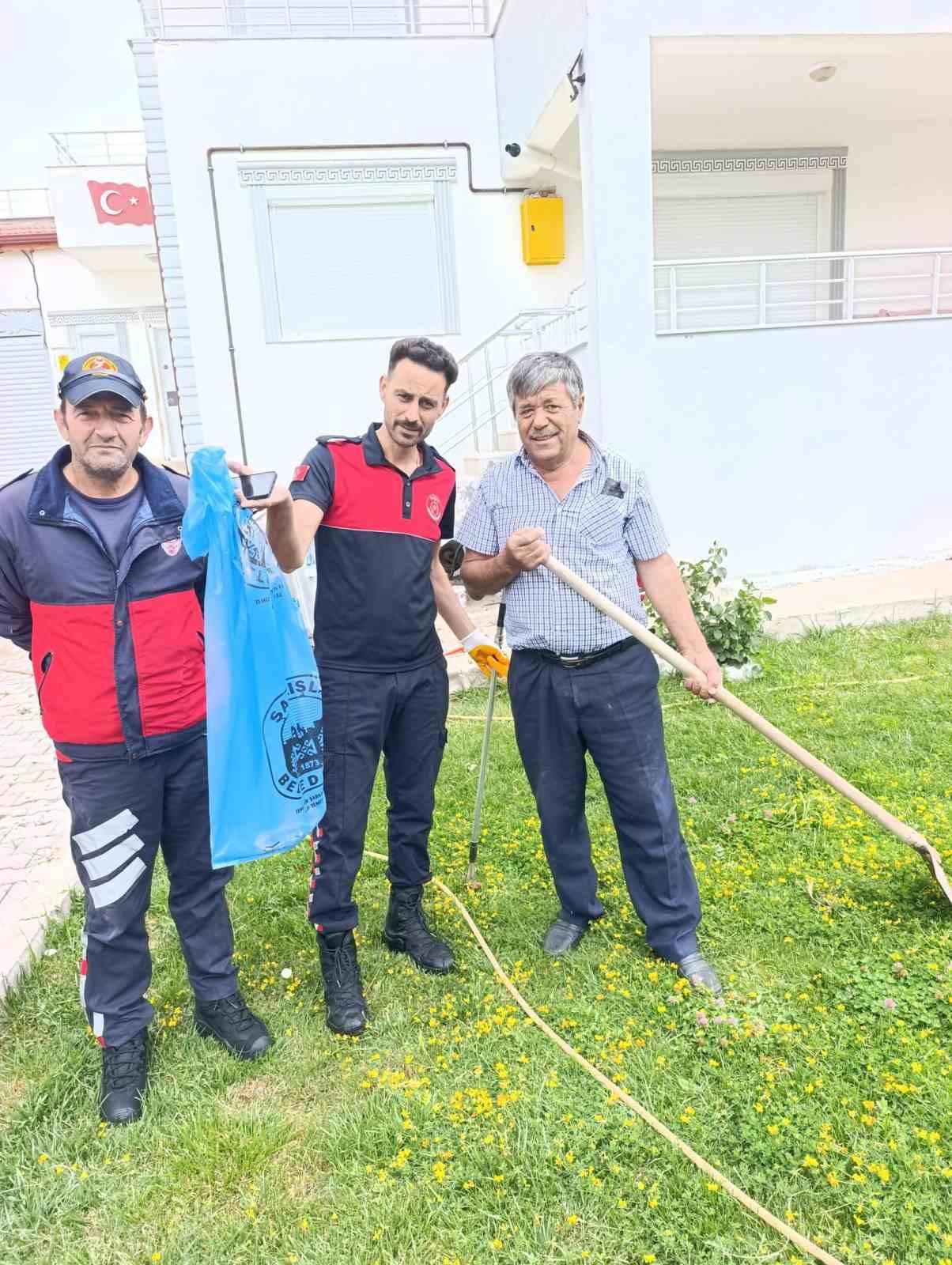 sivasta odun yiginlarinin arasina giren yilan itfaiye ekiplerini harekete gecirdi 2 P6OUUEgs