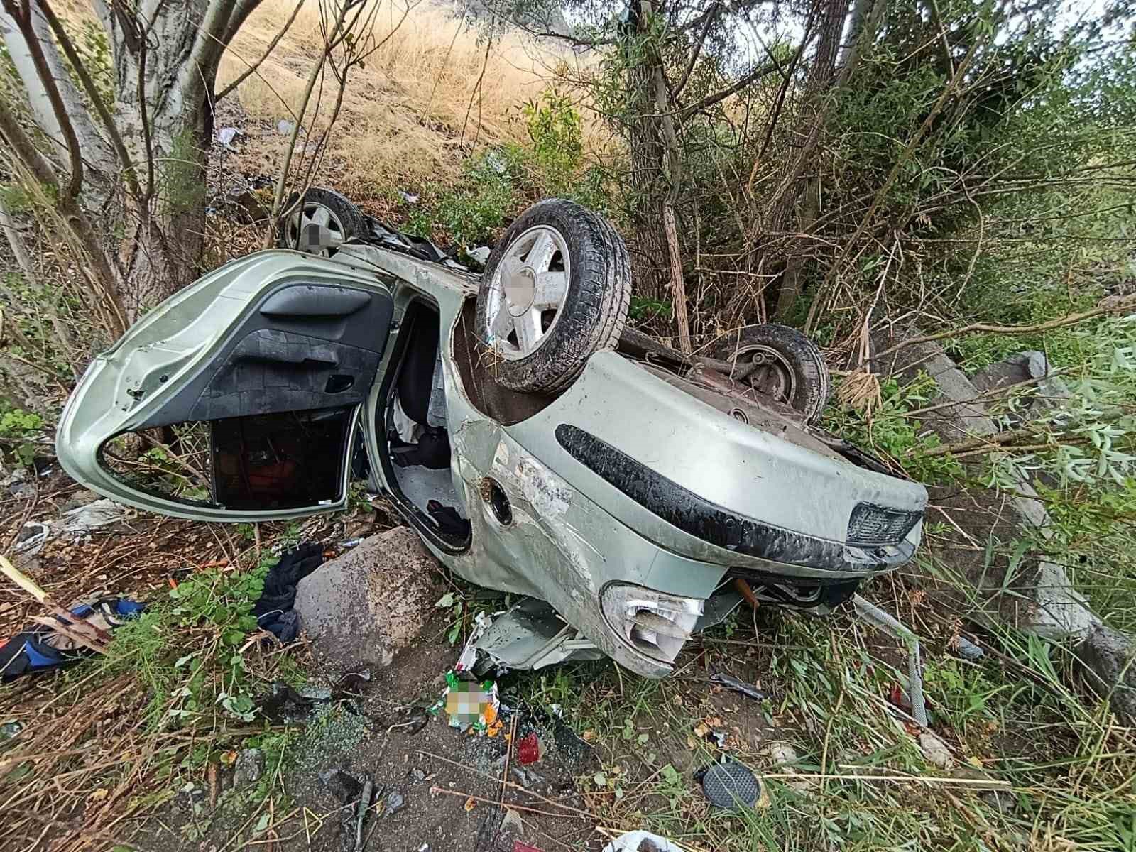 Sivas’ta otomobil dereye uçtu: 1 çocuk hayatını kaybetti, 4 kişi yaralandı 7 sivasta otomobil dereye uctu 1 cocuk hayatini kaybetti 4 kisi yaralandi 3 as4lvAmr