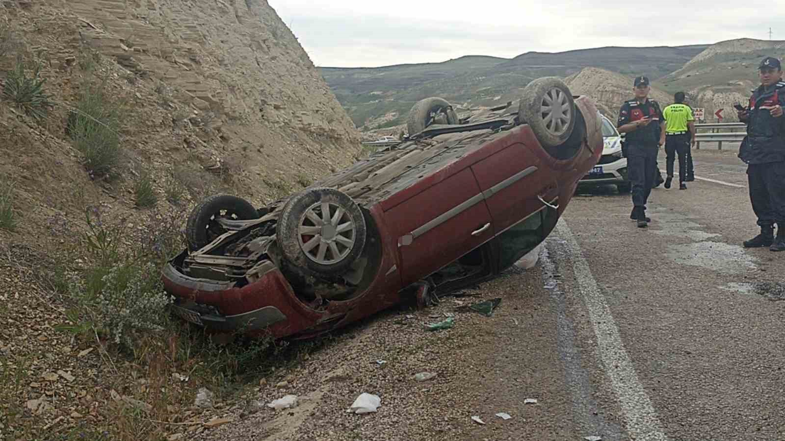 Sivas’ta otomobil takla attı: 2’si ağır 3 kişi yaralandı 4 sivasta otomobil takla atti 2si agir 3 kisi yaralandi 0 EEXn9kT3