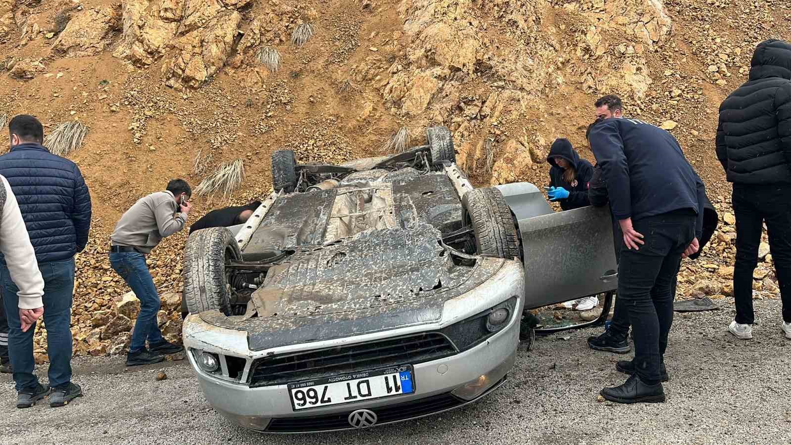 sivasta otomobil takla atti 3 kisi yaralandi 0 iUTwiTiS