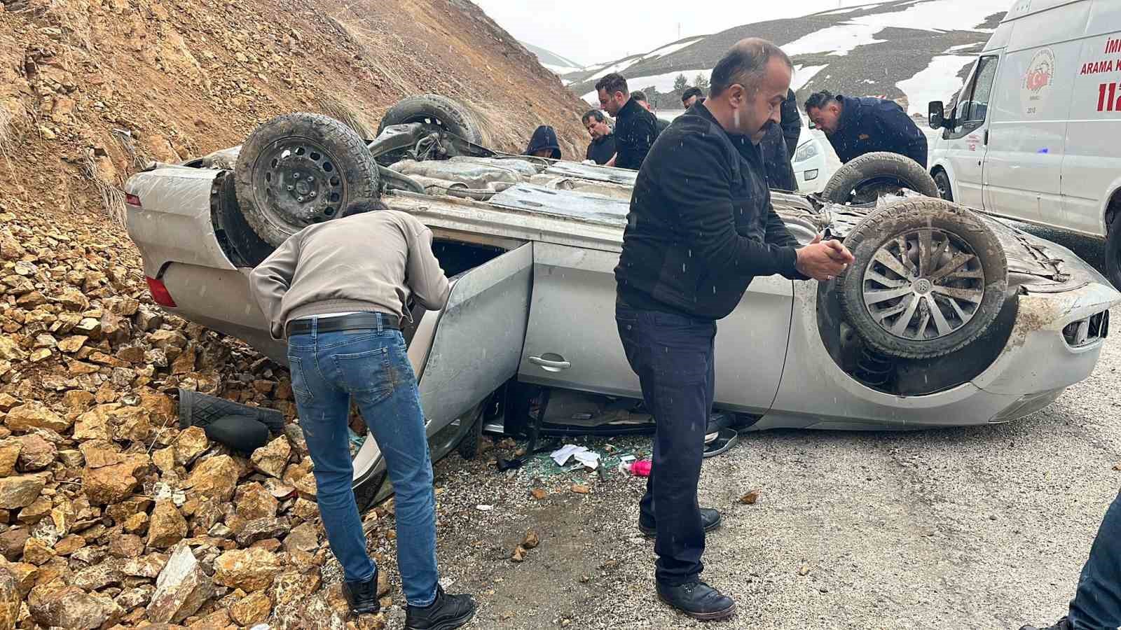 sivasta otomobil takla atti 3 kisi yaralandi 1 HLnkHkgF