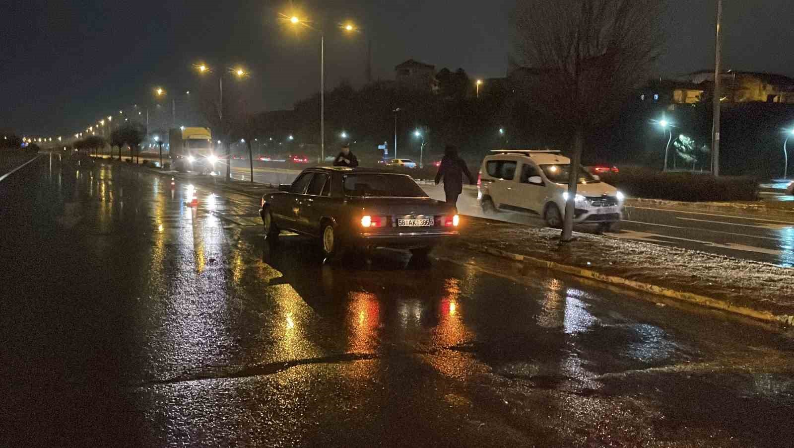 sivasta otomobilin carptigi yaya agir yaralandi 2 vAuiInWv