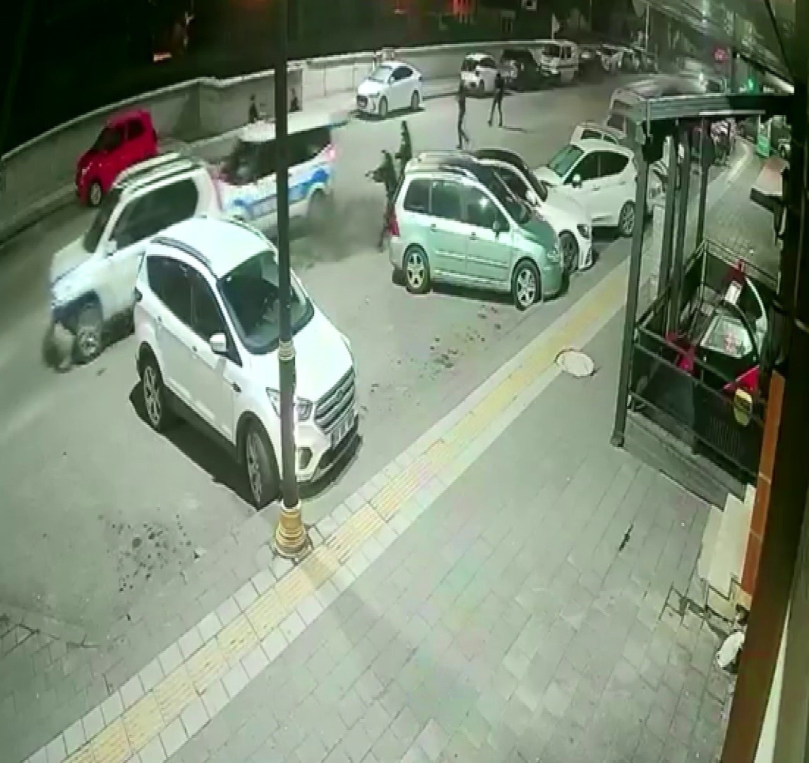 Sivas’ta polisin "dur" ihtarına uymayan sürücü, ortalığı savaş alanına çevirdi 4 sivasta polisin dur ihtarina uymayan surucu ortaligi savas alanina cevirdi 0 1jz7nEyD