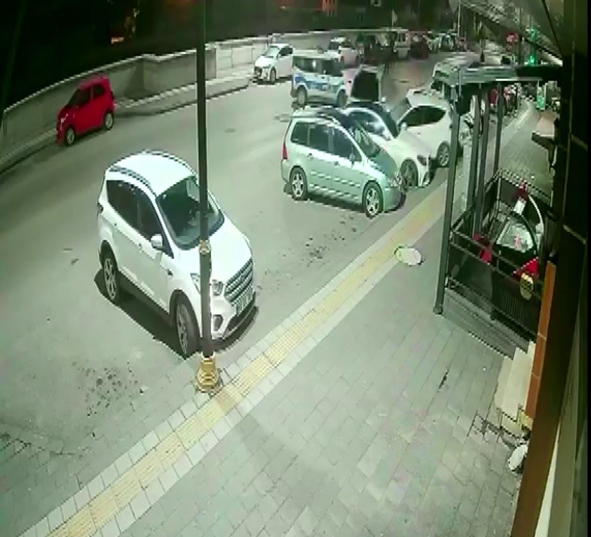 Sivas’ta polisin "dur" ihtarına uymayan sürücü, ortalığı savaş alanına çevirdi 5 sivasta polisin dur ihtarina uymayan surucu ortaligi savas alanina cevirdi 1 WAmtpX7R