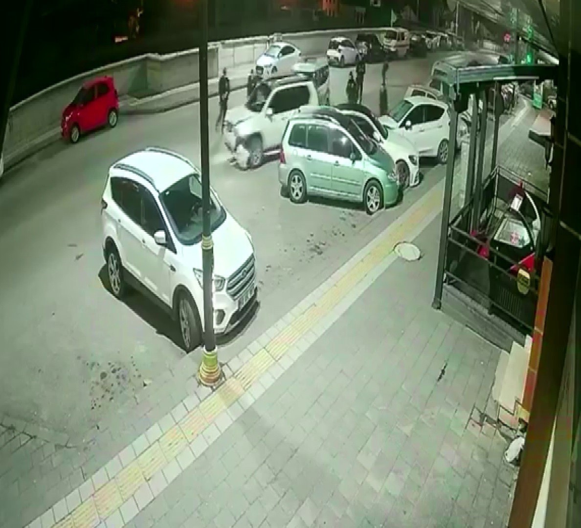 Sivas’ta polisin "dur" ihtarına uymayan sürücü, ortalığı savaş alanına çevirdi 6 sivasta polisin dur ihtarina uymayan surucu ortaligi savas alanina cevirdi 2 4UP8FuQG