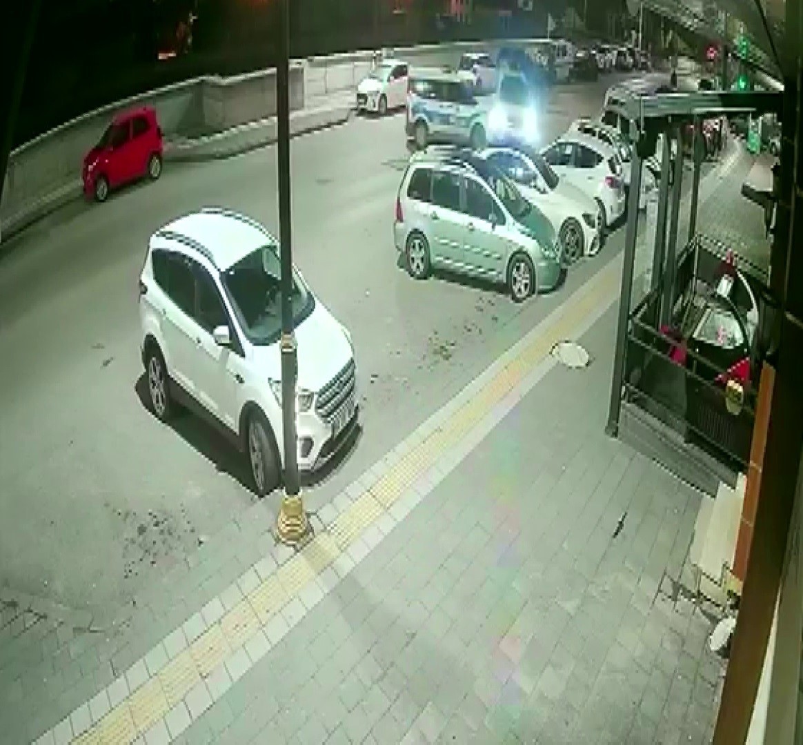 Sivas’ta polisin "dur" ihtarına uymayan sürücü, ortalığı savaş alanına çevirdi 8 sivasta polisin dur ihtarina uymayan surucu ortaligi savas alanina cevirdi 4