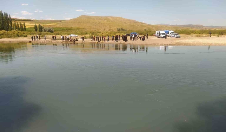 sivasta-serinlemek-icin-suya-giren-3-kisiden-1i-oldu-1i-tedavi-altina-alinirken-kayip-56JEBep4.jpg