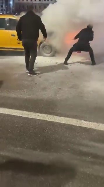 sivasta seyir halindeki taksi alevlere teslim oldu 0 HsiYHjSV