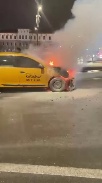 sivasta seyir halindeki taksi alevlere teslim oldu 1 sTfeaqNI