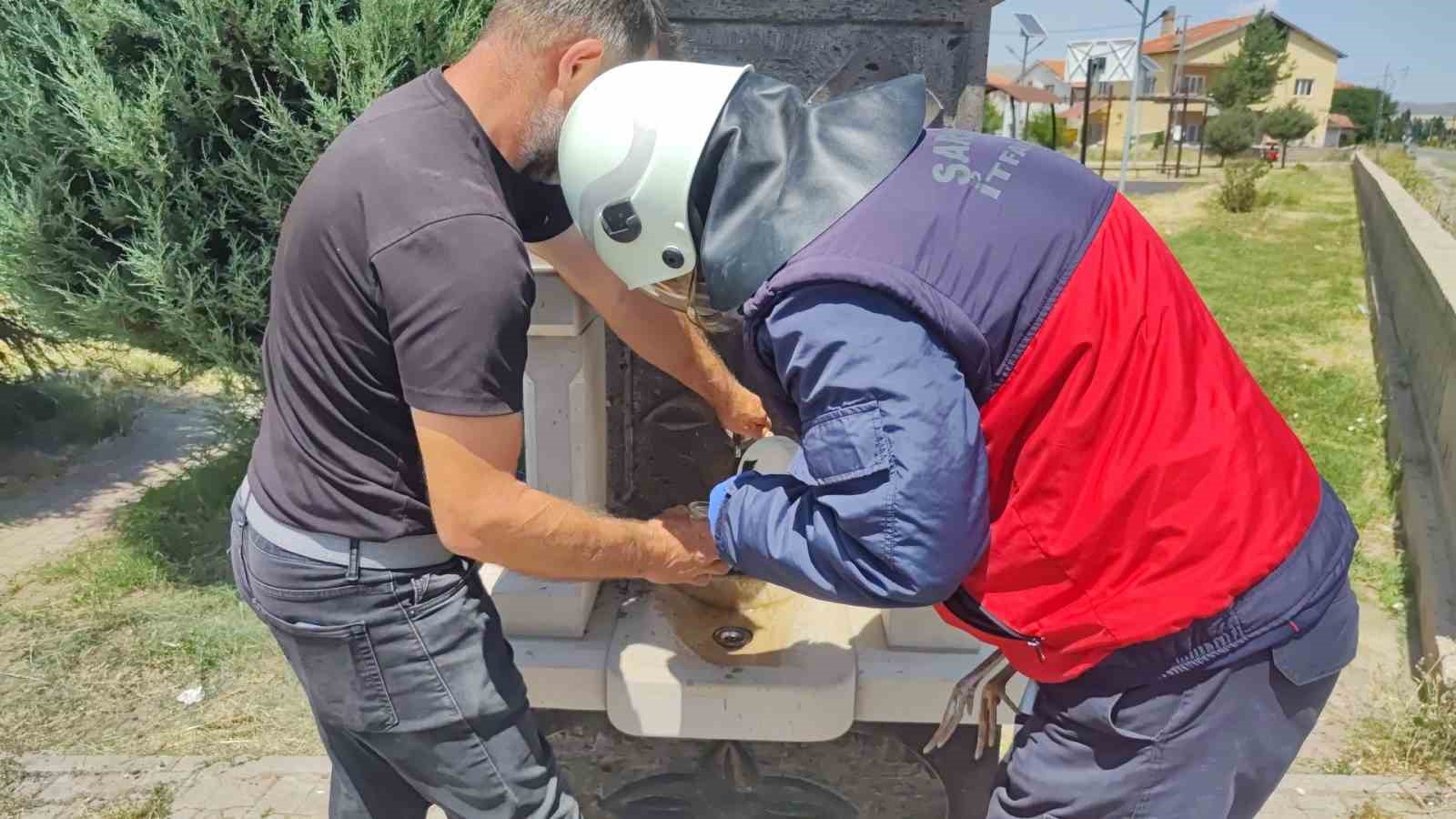 Sivas’ta sıcaktan baygınlık geçiren leyleğin imdadına itfaiye ekipleri koştu 9 sivasta sicaktan bayginlik geciren leylegin imdadina itfaiye ekipleri kostu 5 kgvSi2yg
