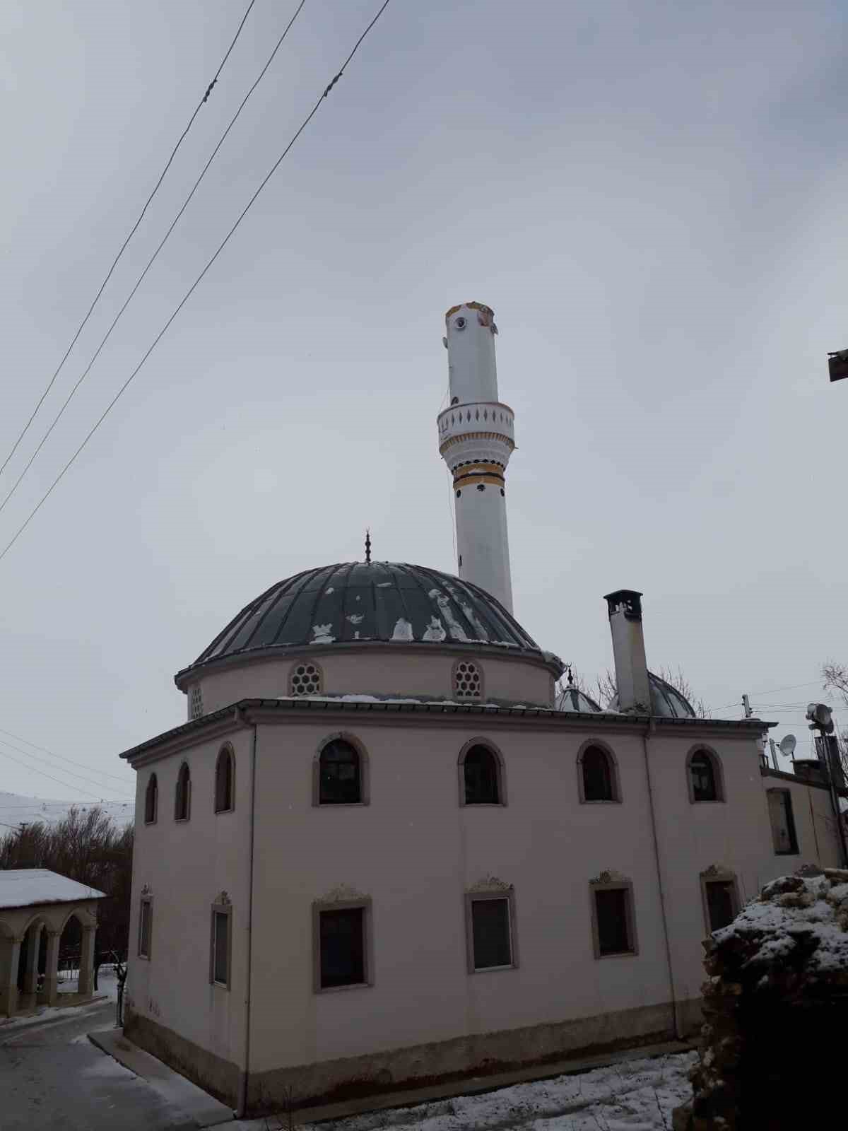 Sivas’ta şiddetli rüzgar cami minaresinin külahını uçurdu 4 sivasta siddetli ruzgar cami minaresinin kulahini ucurdu 0 eu6Ci1GF