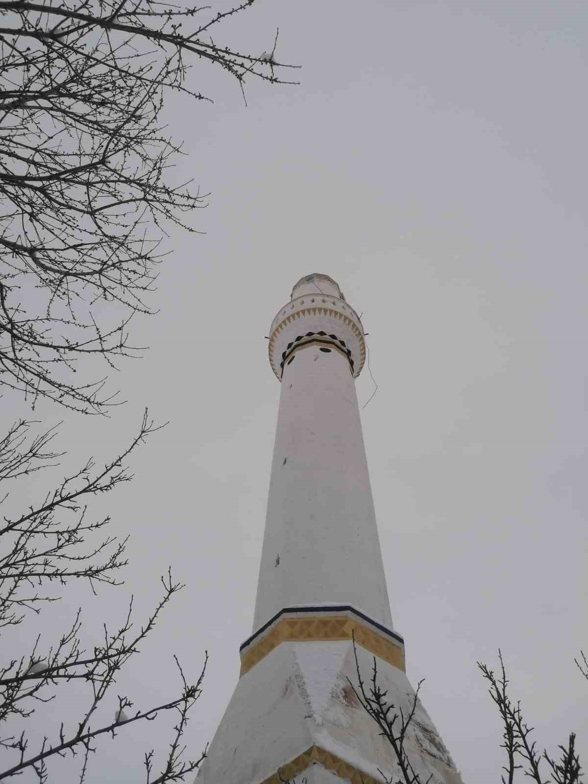 Sivas’ta şiddetli rüzgar cami minaresinin külahını uçurdu 6 sivasta siddetli ruzgar cami minaresinin kulahini ucurdu 2 XJLuVSyB