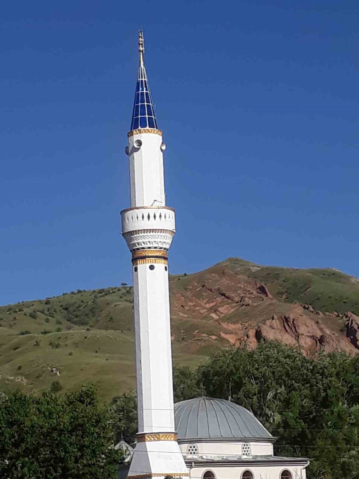 Sivas’ta şiddetli rüzgar cami minaresinin külahını uçurdu 8 sivasta siddetli ruzgar cami minaresinin kulahini ucurdu 4