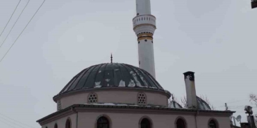 sivasta-siddetli-ruzgar-cami-minaresinin-kulahini-ucurdu-byd8qRAQ.jpg