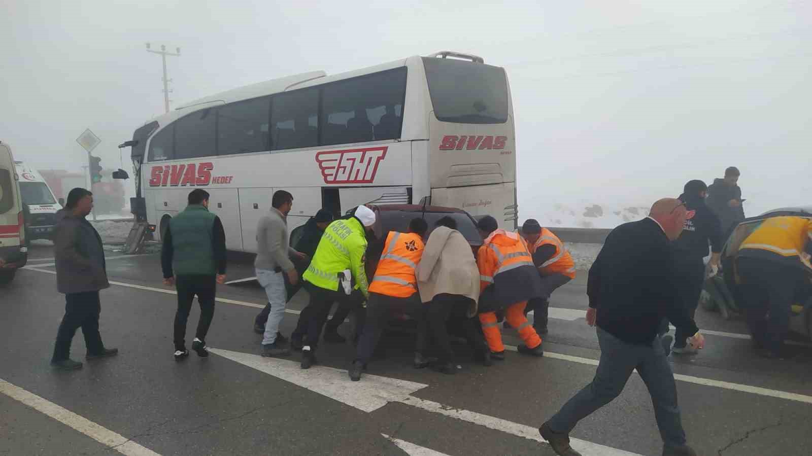 sivasta sis zincirleme kazaya neden oldu 7 yarali 3 edD3k1vR