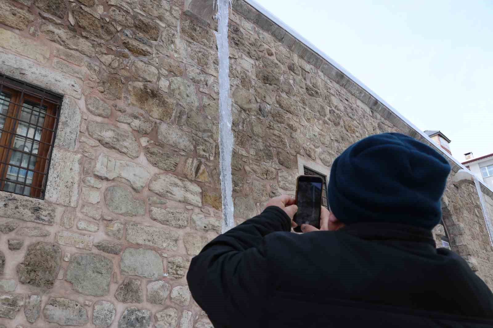sivasta soguk hava 4 metreyi bulan buz sarkitlari olusturdu 2 aQkaNZus