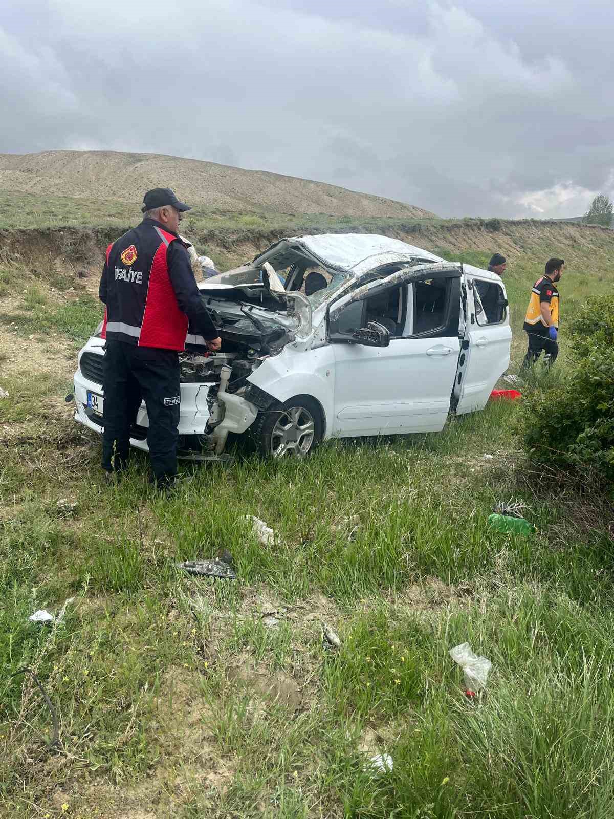 sivasta takla atan otomobilde 5 kisi yaralandi 0 LvDIDJm3