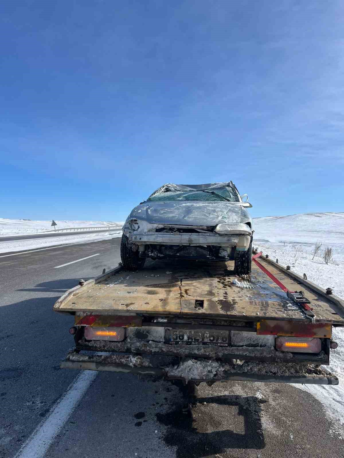 sivasta takla atip ters donen otomobildeki 4 kisi yaralandi 1