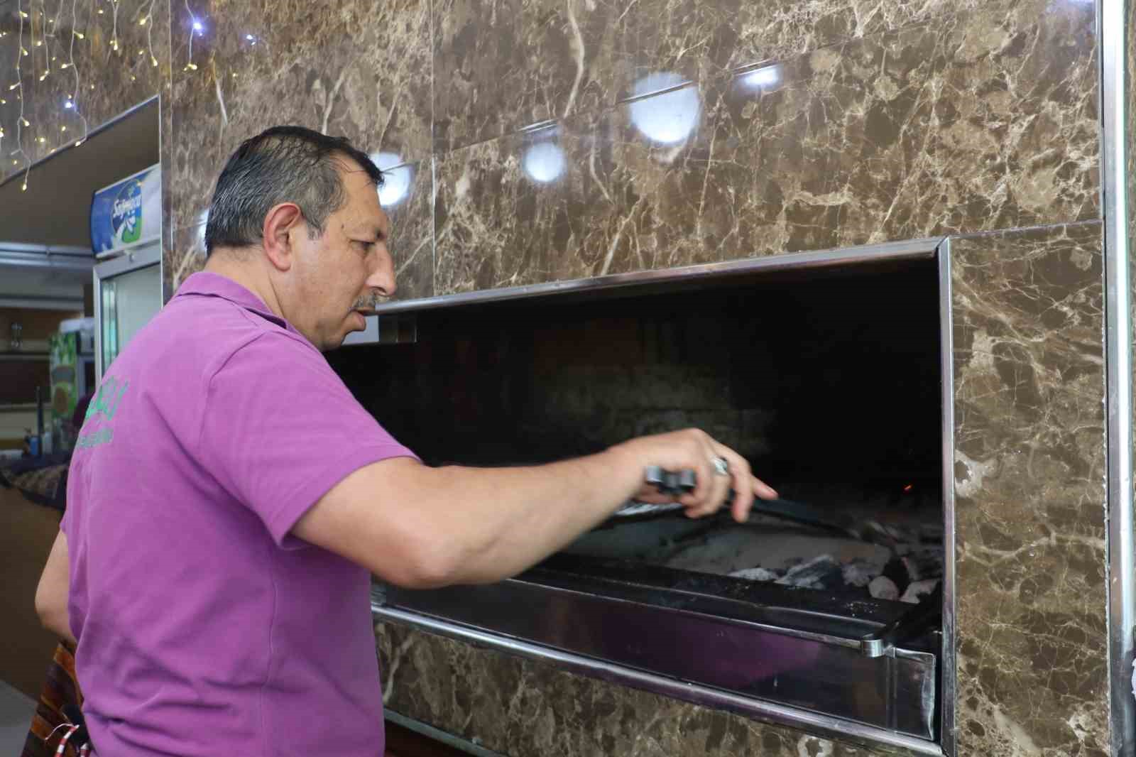 sivasta termometreler 40 dereceyi gordu kavurucu sicakta ustalarin zorlu mesaisi 1 HB8hCrvv
