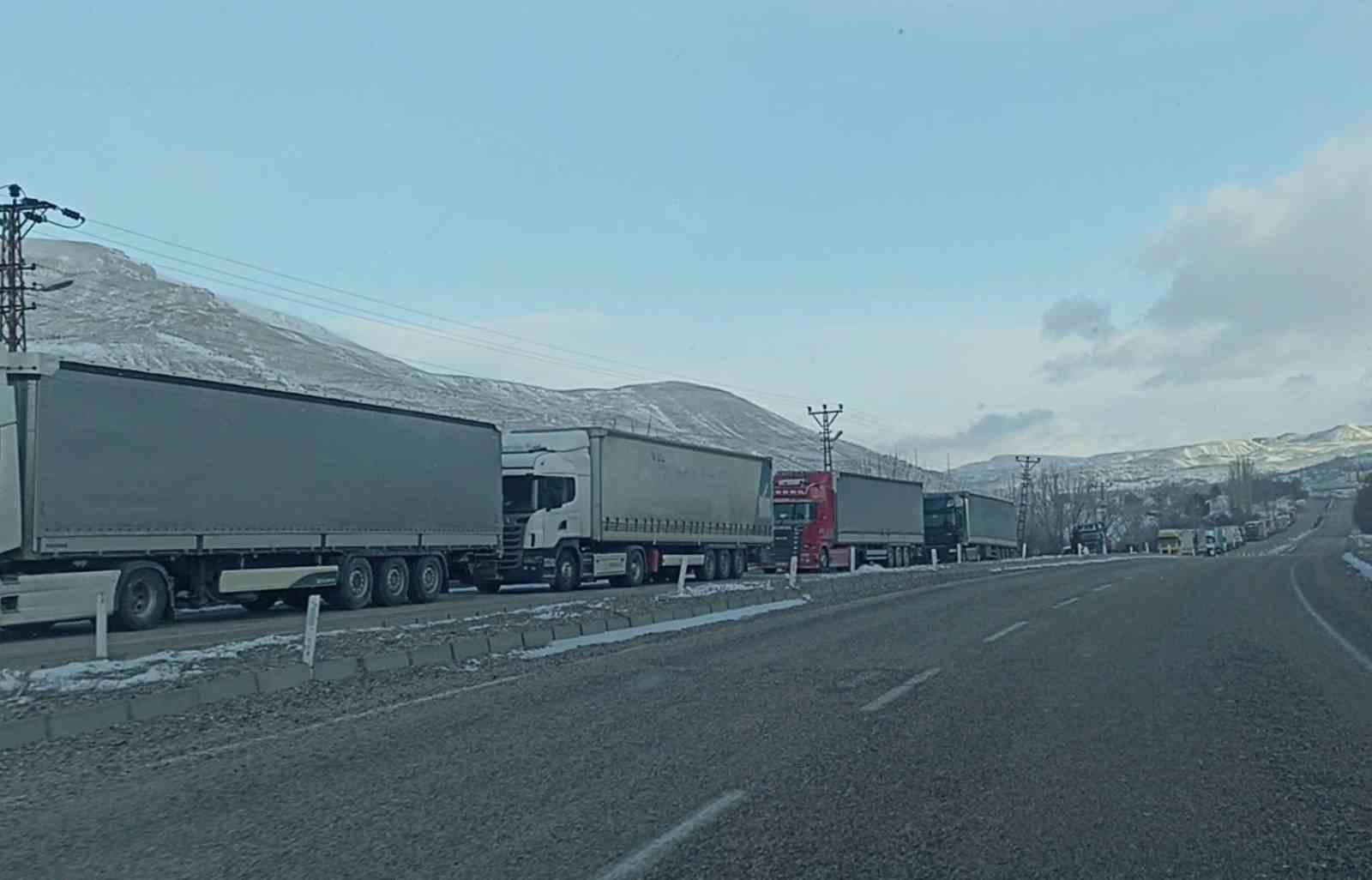 sivasta tipi ulasimi aksatti kilometrelerce tir kuyruklari olustu 3 rdnDNR4p