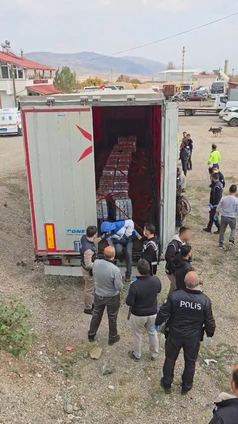sivasta tir dorsesinde 18 kacak gocmen yakalandi suruculer tutuklandi 1 MmpIEtlf