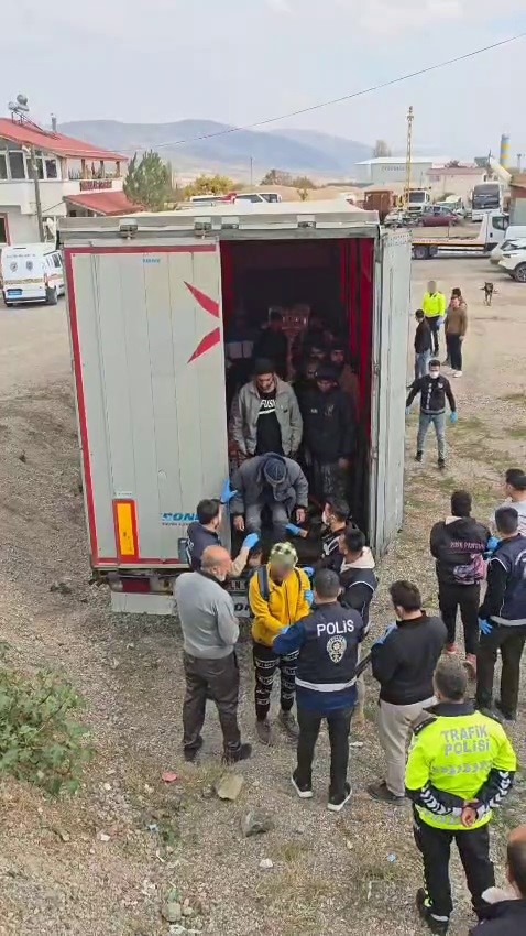 sivasta tir dorsesinde 18 kacak gocmen yakalandi suruculer tutuklandi 2 CZiDsXi8
